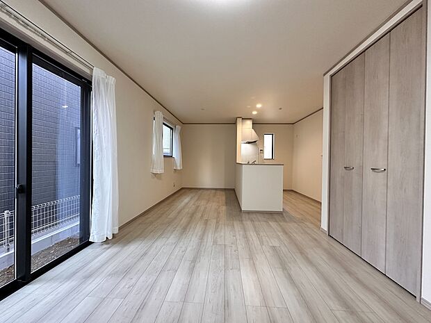 【ダイニング LDK15.25帖】忙しい朝でも家族揃って食事をしたいゆとりあるダイニングスペース。