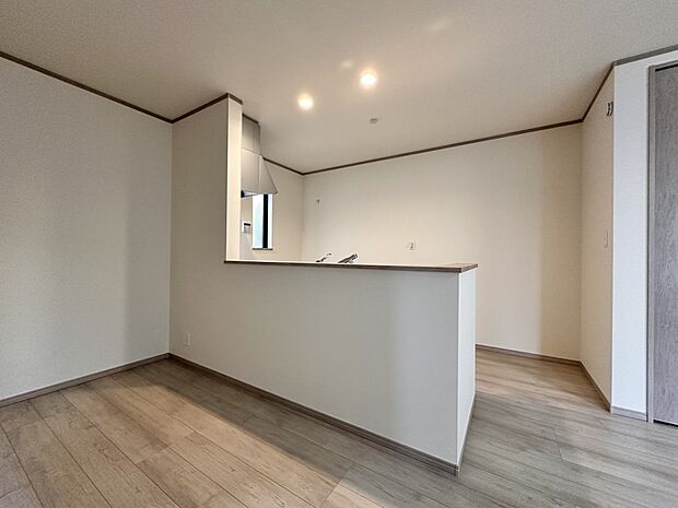 【ダイニングキッチン LDK15.25帖】会話でホッとコミュニケーションできるリビング。料理でホッとハピネスになるキッチンなど。人をホッとさせる最新設備・仕様を採用しています。