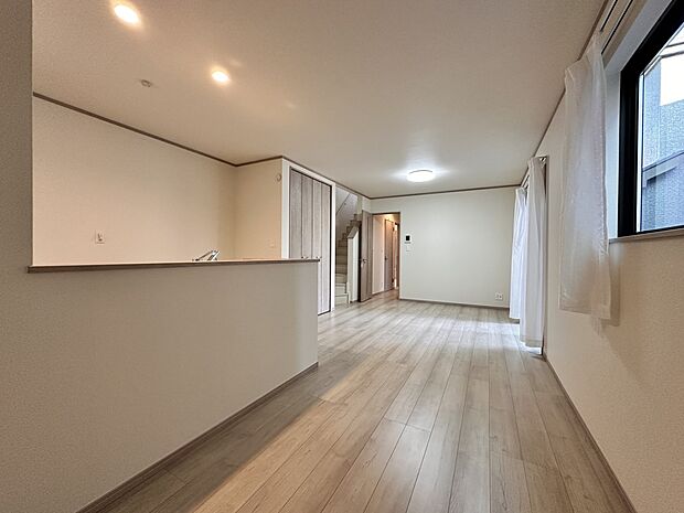 【リビングダイニング　LDK15.25帖】シンプルなデザインの家は風情がある。住む人のこだわりを感じる。外観も内装もいたってシンプル。居心地がよく、家事や趣味、子育てなどにも集中できる。家も…