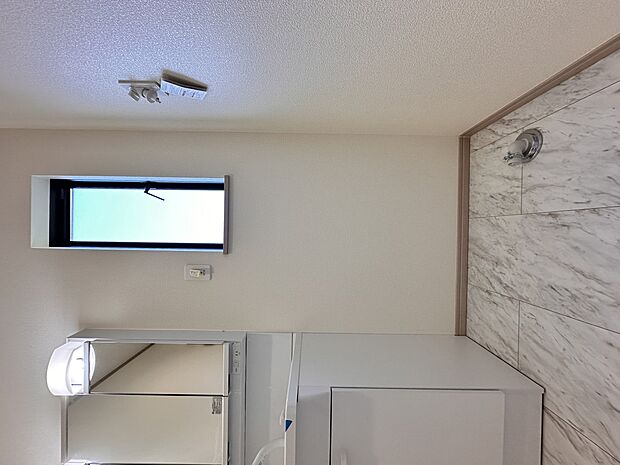 【ランドリースペース】毎日使う洗濯機。しっかりと奥行きのある置き場が確保されています。