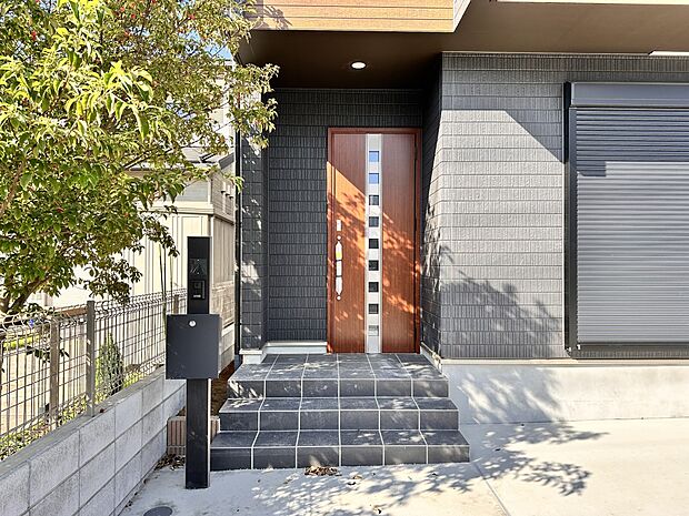 【玄関】家の顔となる玄関は、高いデザイン性が求められます。高級感と断熱性、防犯性に優れた玄関ドアを標準装備。ピッキング対策のセキュリティサムターン等、防犯に考慮しました。