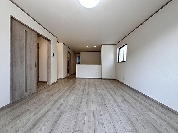 【リビング LDK20.12帖】 整然とした空間演出、快適な理想の暮らしの実現は家のみの拘りではなく、そこで暮らす方々にとって素敵な環境であることも挙げられると思います。四季折々の変化が奏…