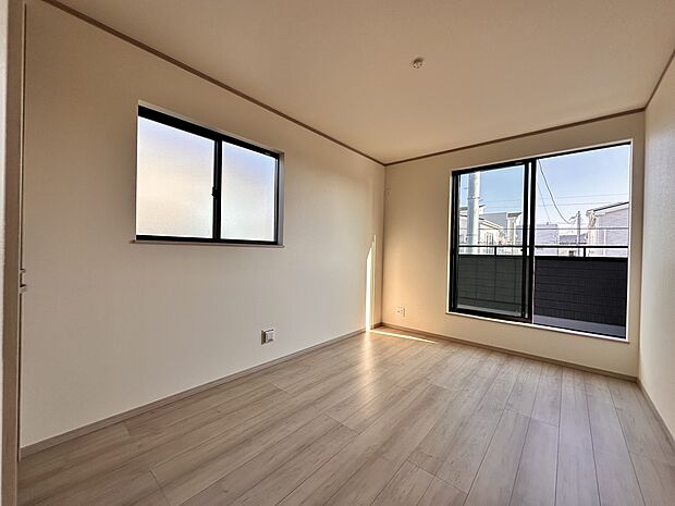 【寝室 6.5帖】シンプルな内装はおしゃれのポイントです。シンプルは華美より飽きがこないからです。色や模様でおしゃれ感をだす。それがシンプルイズビューティーです。