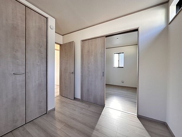 【子供部屋 4.5帖】お子様のお部屋にぴったりなクロークを備えたフローリング仕様の洋室です。