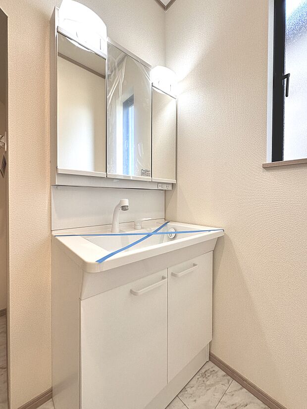 【洗面台】 十分な大きさの洗面台は、身だしなみチェックや歯磨きなど、朝の慌ただしい時間でもホテルライクなスペースで余裕とゆとりを感じて頂けます。