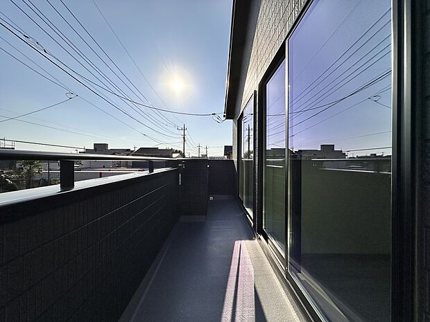 【バルコニー】 バルコニーから差し込む陽光・通風は、住環境・快適性と共に有り続ける貴重な「財産」です。