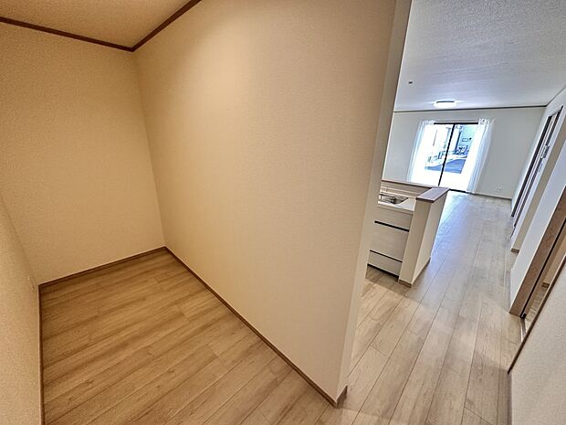 【パントリー（食料庫）】  常温保存できるパン、お米、調味料、缶詰など、日常的に使うものや未開封の食品の収納にぴったり。棚にものを並べて収納すれば、何が足りないのかひと目で確認できます。