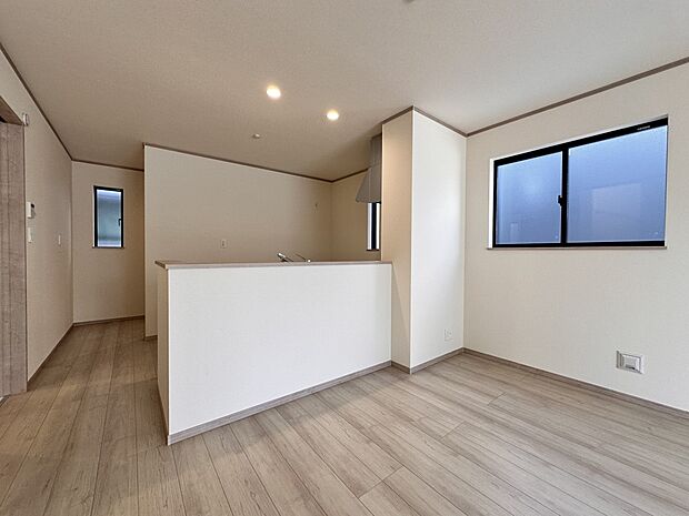 【ダイニングキッチン　LDK20.12帖】会話でホッとコミュニケーションできるリビング。料理でホッとハピネスになるキッチンなど。人をホッとさせる最新設備・仕様を採用しています。