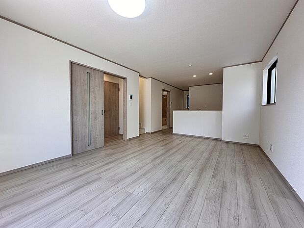 【リビングダイニング　LDK20.12帖】リビングにいるお子様と会話をしながら家事ができるカウンターキッチン。いま手があいているか、忙しそうなのか相手の様子を伺いながらコミュニケーションをと…