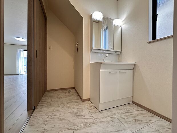 【脱衣所】洗面所は小さなプライベートスペース。歯磨き、洗顔と毎日施す個人空間。