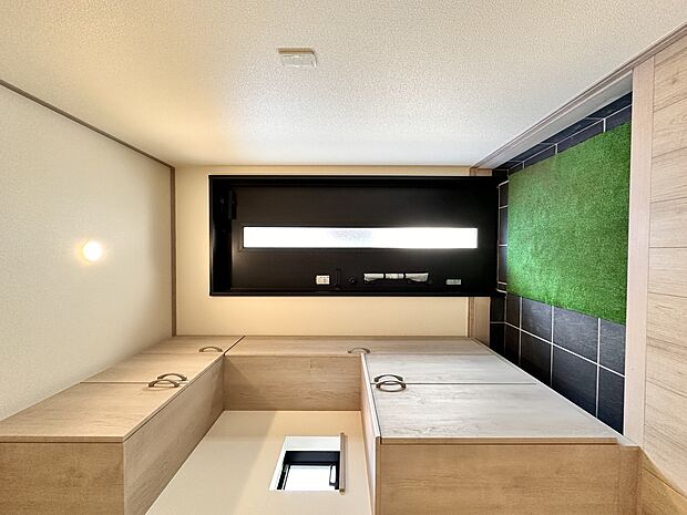 【シューズボックス（下駄箱）】  大型のシューズボックスには靴やブーツ、サンダルはもちろん、ハンカチや手袋、バック類などのお出かけ用品、印鑑や朱肉なども収納可能です。