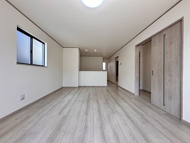 【リビング　LDK20帖】  整然とした空間演出、快適な理想の暮らしの実現は家のみの拘りではなく、そこで暮らす方々にとって素敵な環境であることも挙げられると思います。四季折々の変化が奏でる鼓…