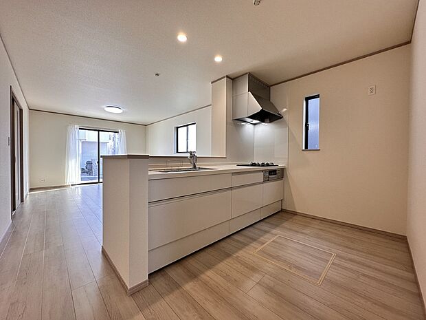 【キッチン　LDK20帖】ナチュラルな自然光の中での調理。会話が弾む対面型キッチン。お洒落な食器類を余裕で収納できるスペース。動きやすい女性目線のキッチン動線。これからはお料理をつくる時間が…