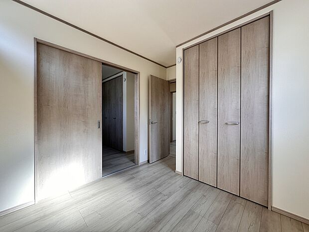 【子供部屋　4.5帖】お子様のお部屋にぴったりなクロークを備えたフローリング仕様の洋室です。