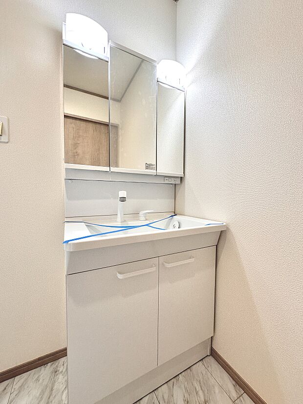 【洗面台】 十分な大きさの洗面台は、身だしなみチェックや歯磨きなど、朝の慌ただしい時間でもホテルライクなスペースで余裕とゆとりを感じて頂けます。