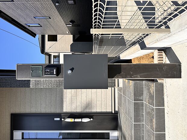 【郵便ポスト】シンプルかつシャープな郵便ポスト。