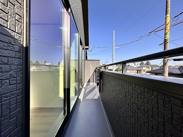 【バルコニー】  バルコニーから差し込む陽光・通風は、住環境・快適性と共に有り続ける貴重な「財産」です。