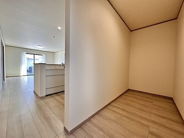 【パントリー（食料庫）】  常温保存できるパン、お米、調味料、缶詰など、日常的に使うものや未開封の食品の収納にぴったり。棚にものを並べて収納すれば、何が足りないのかひと目で確認できます。