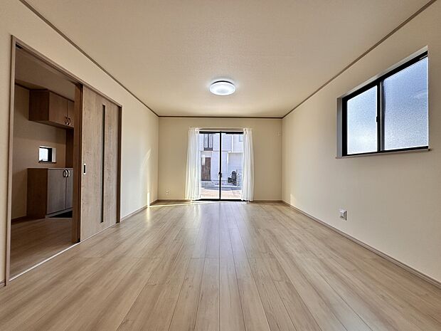 【ダイニング　LDK20帖】忙しい朝でも家族揃って食事をしたいゆとりあるダイニングスペース。