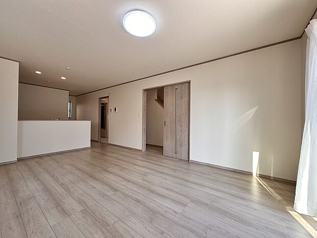 【リビングダイニング　LDK20帖】シンプルなデザインの家は風情がある。住む人のこだわりを感じる。外観も内装もいたってシンプル。居心地がよく、家事や趣味、子育てなどにも集中できる。家も人間も…