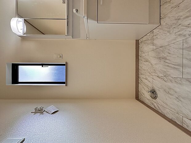 【ランドリースペース】毎日使う洗濯機。しっかりと奥行きのある置き場が確保されています。