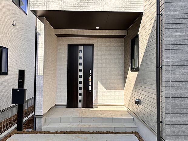 【玄関】家の顔となる玄関は、高いデザイン性が求められます。高級感と断熱性、防犯性に優れた玄関ドアを標準装備。ピッキング対策のセキュリティサムターン等、防犯に考慮しました。