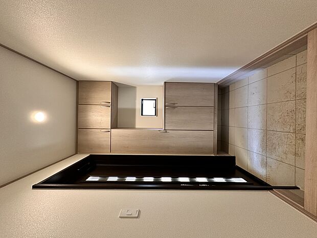 【シューズボックス(下駄箱)】 大型のシューズボックスには靴やブーツ、サンダルはもちろん、ハンカチや手袋、バック類などのお出かけ用品、印鑑や朱肉なども収納可能です。