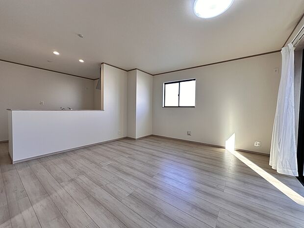 【リビング LDL16帖】 整然とした空間演出、快適な理想の暮らしの実現は家のみの拘りではなく、そこで暮らす方々にとって素敵な環境であることも挙げられると思います。四季折々の変化が奏でる鼓…