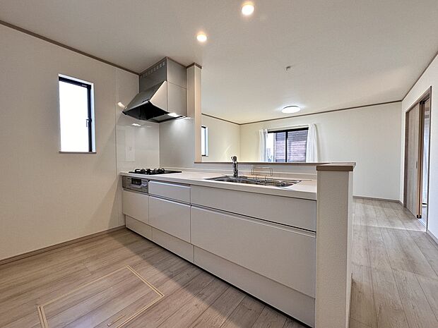 【キッチン LDK16帖】 三口コンロで料理の幅を拡げてくれる使いやすいシステムキッチンを採用。洗い場も大きいので野菜や食器を洗ったりする際にも捗り、奥様の強い味方となってくれるはずです。