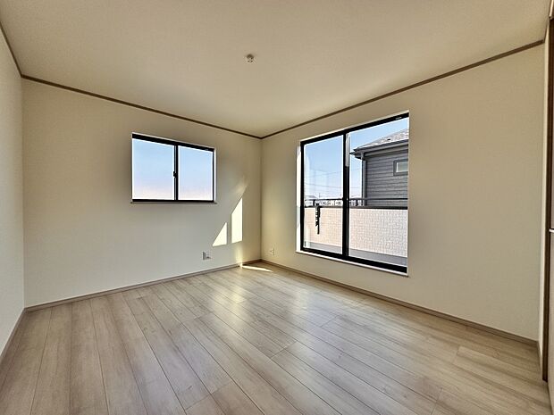 【寝室 7帖】シンプルな内装はおしゃれのポイントです。シンプルは華美より飽きがこないからです。色や模様でおしゃれ感をだす。それがシンプルイズビューティーです。