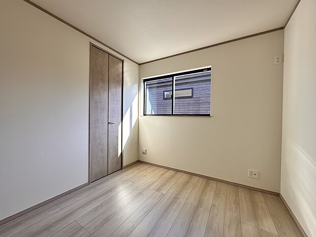 【子供部屋 5.25帖】お子様のお部屋にぴったりなクロークを備えたフローリング仕様の洋室です。