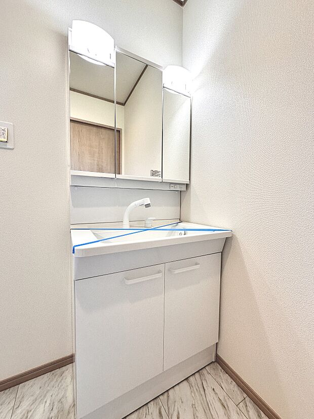 【洗面台】 十分な大きさの洗面台は、身だしなみチェックや歯磨きなど、朝の慌ただしい時間でもホテルライクなスペースで余裕とゆとりを感じて頂けます。