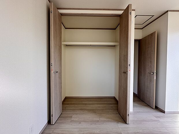 【収納】壁面クローゼットのメリットは、衣類が横一列に並ぶためひと目で洋服が選びやすいこと。衣類をたくさんお持ちの方も、限られたスペース内に無理なく収納することができます。