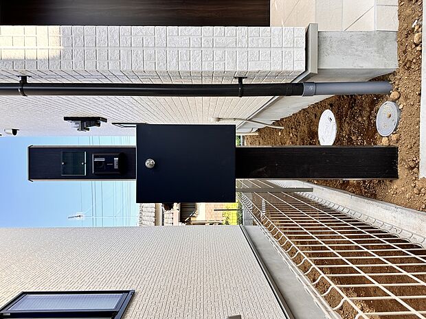 【郵便ポスト】シンプルかつシャープな郵便ポスト。