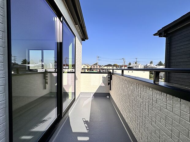 【バルコニー】 バルコニーから差し込む陽光・通風は、住環境・快適性と共に有り続ける貴重な「財産」です。