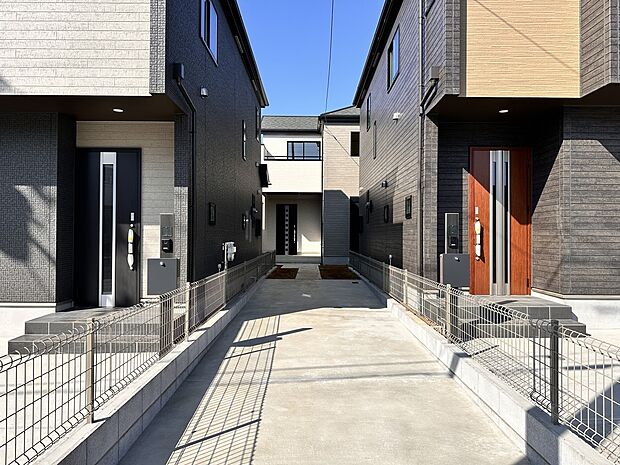 【駐車場】毎日の生活にマイカーが必須という方は、購入を検討する際、駐車場があることは大事な条件です。毎日の通勤や家族の送迎、買い物やお出かけなどクルマのある暮らしを満喫したい方は要チェック。…