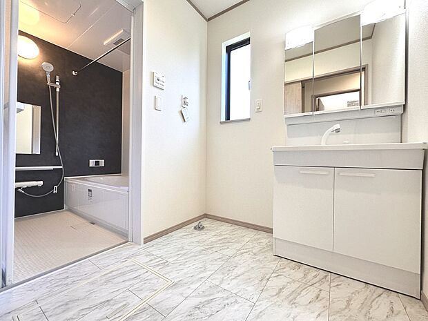 【脱衣所】洗面所は小さなプライベートスペース。歯磨き、洗顔と毎日施す個人空間。