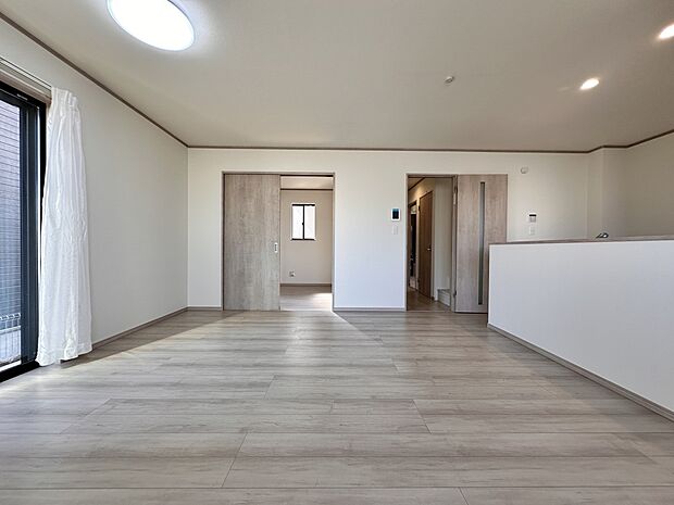 【ダイニング LDK16帖】ダイニングテーブルを置いても十分な広さが確保されています。