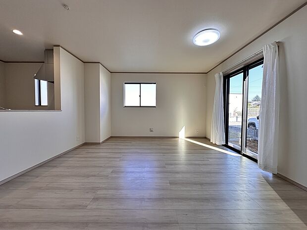 【リビングダイニング LDK16帖】シンプルなデザインの家は風情がある。住む人のこだわりを感じる。外観も内装もいたってシンプル。居心地がよく、家事や趣味、子育てなどにも集中できる。家も人間も…