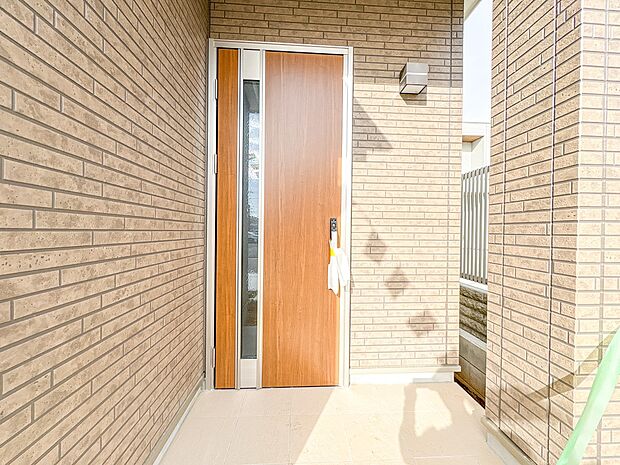 【玄関】家の顔となる玄関は、高いデザイン性が求められます。高級感と断熱性、防犯性に優れた玄関ドアを標準装備。ピッキング対策のセキュリティサムターン等、防犯に考慮しました。