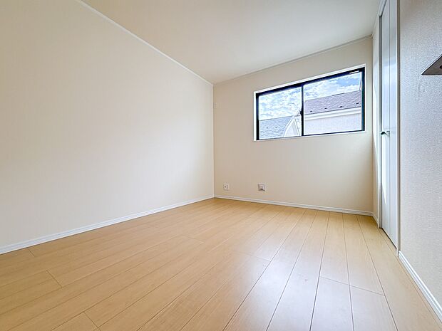【子供部屋5.25帖】お子様のお部屋にぴったりなクロークを備えたフローリング仕様の洋室です。
