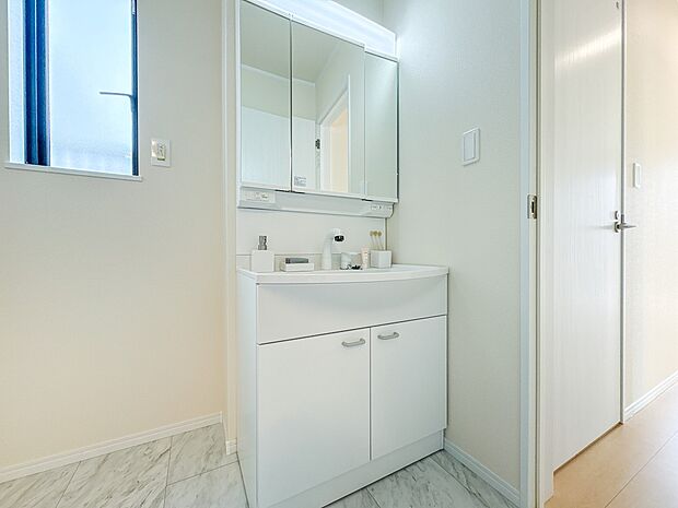 【洗面台】 十分な大きさの洗面台は、身だしなみチェックや歯磨きなど、朝の慌ただしい時間でもホテルライクなスペースで余裕とゆとりを感じて頂けます。