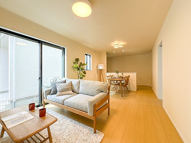 【LDK17帖】シンプルなデザインの家は風情がある。住む人のこだわりを感じる。外観も内装もいたってシンプル。居心地がよく、家事や趣味、子育てなどにも集中できる。家も人間も熟成するほどシンプル…