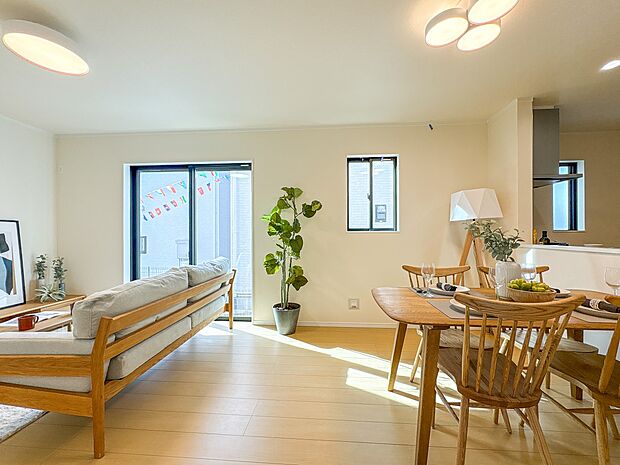 【LDK17帖】忙しい朝でも家族揃って食事をしたいゆとりあるダイニングスペース。