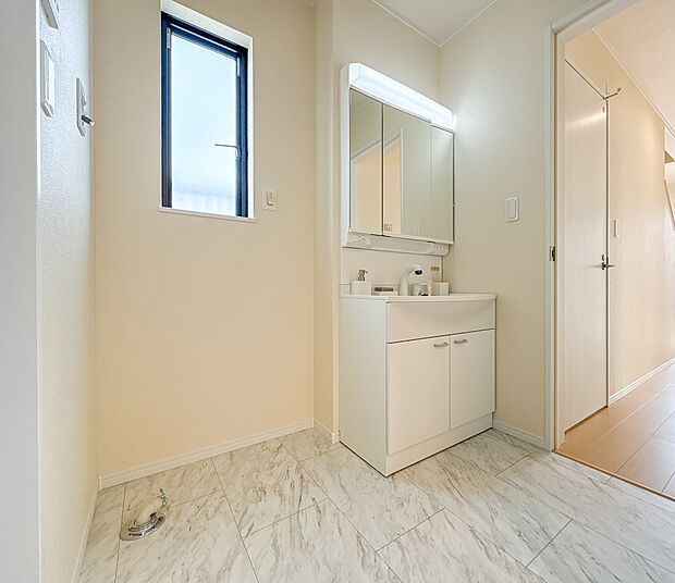 【脱衣所】洗面所は小さなプライベートスペース。歯磨き、洗顔と毎日施す個人空間。