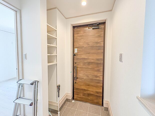 【玄関】スタイリッシュかつ品のある玄関。