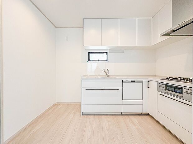 【キッチン】 三口コンロで料理の幅を拡げてくれる使いやすいシステムキッチンを採用。洗い場も大きいので野菜や食器を洗ったりする際にも捗り、奥様の強い味方となってくれるはずです。