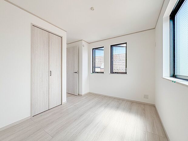 【寝室5.3帖】シンプルな内装はおしゃれのポイントです。シンプルは華美より飽きがこないからです。色や模様でおしゃれ感をだす。それがシンプルイズビューティーです。