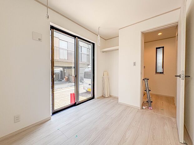 【子供部屋4帖】お子様のお部屋にぴったりなクロークを備えたフローリング仕様の洋室です。