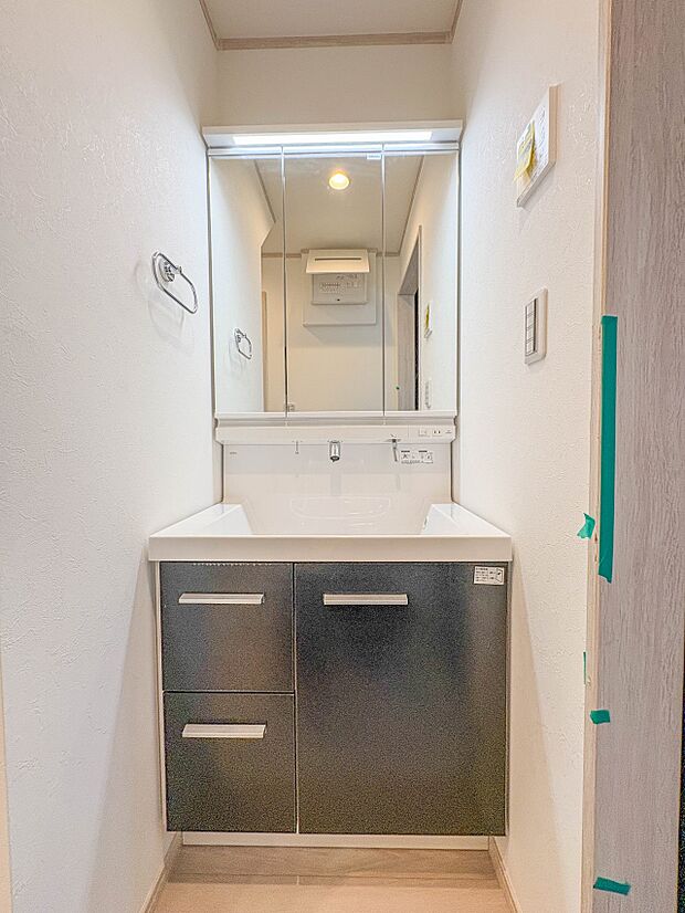 【三面鏡洗面化粧台】  ミラーを手前に引けば、楽な姿勢で髭剃りやメイクができます。合わせ鏡にすればヘアスタイルのチェックもラクラク。洗面化粧台のミラー裏にはたっぷり入る収納スペースを設けてい…